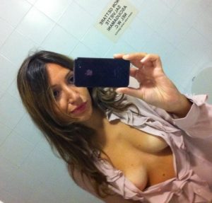 jolie nana partage selfie coquin sur le 50